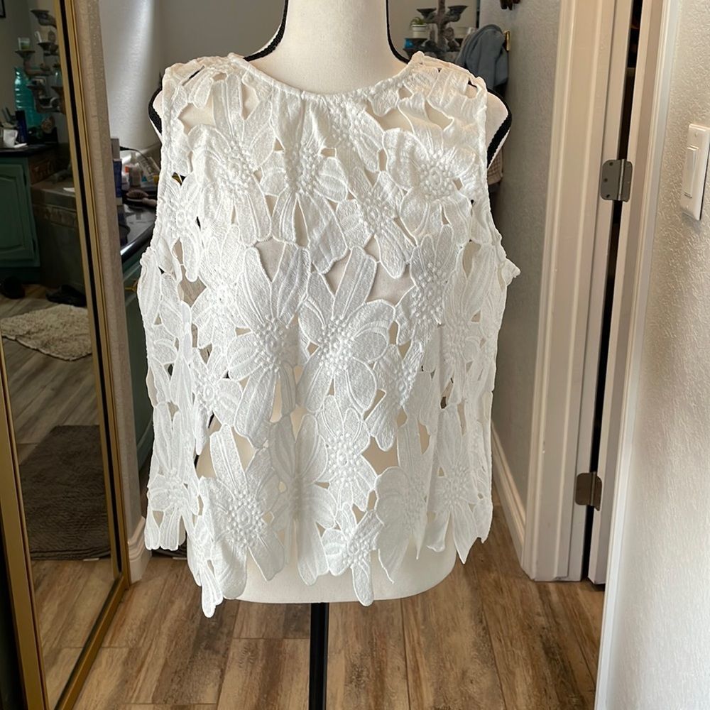 Gorgeous white appliqué top size medium